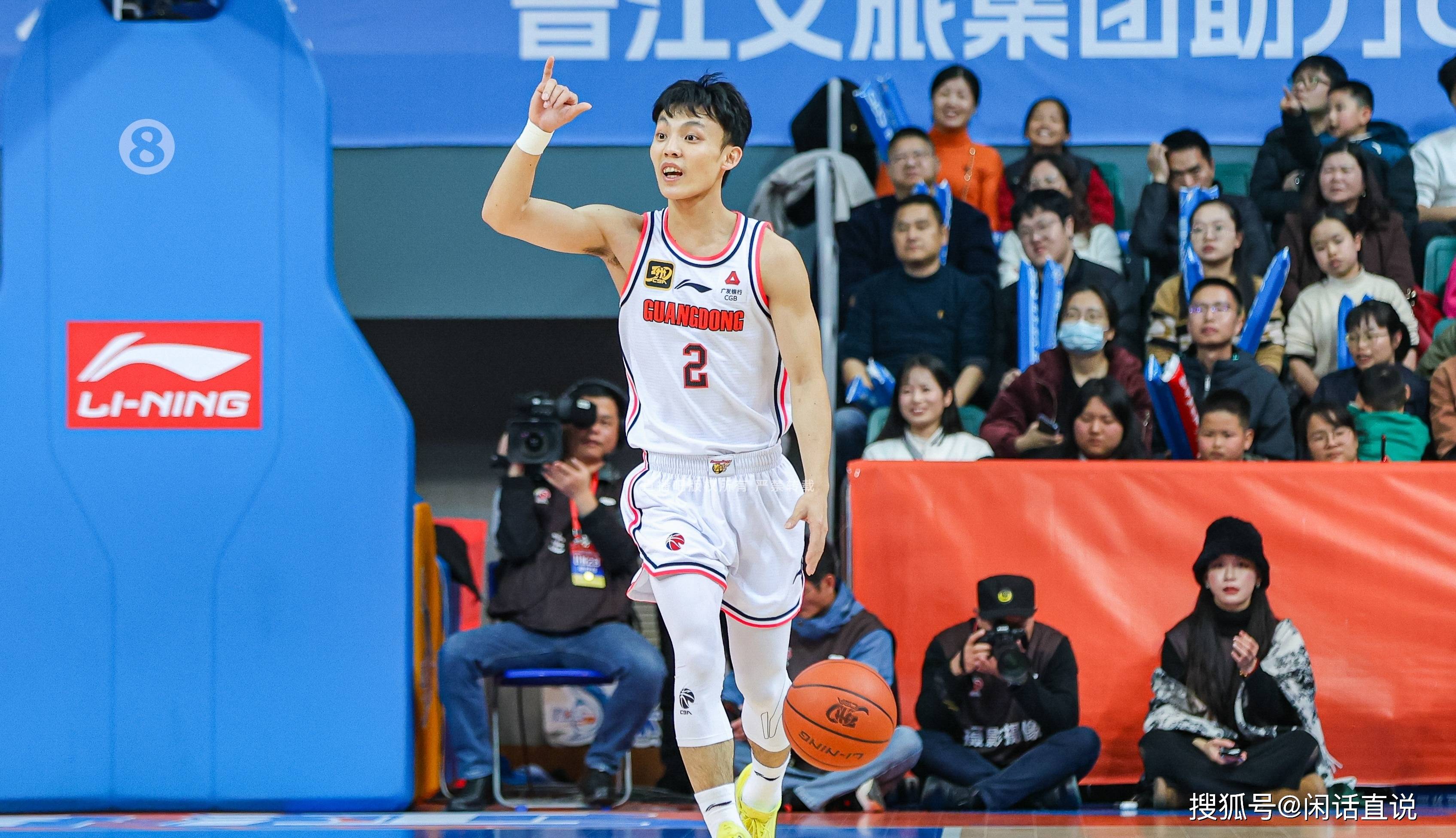 广东男篮抢夺比赛胜利，积极贡献