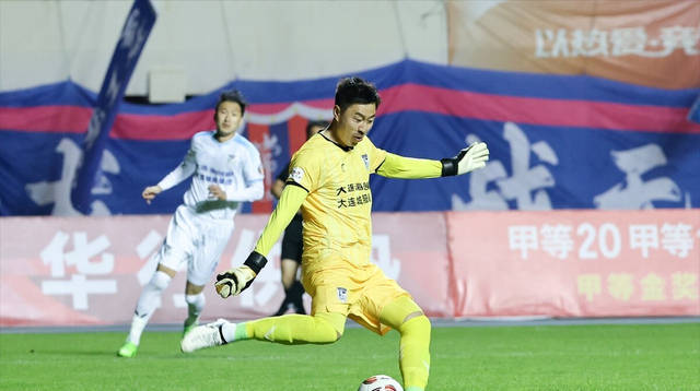 米卢斯门将状态神勇，为球队守护稳定
