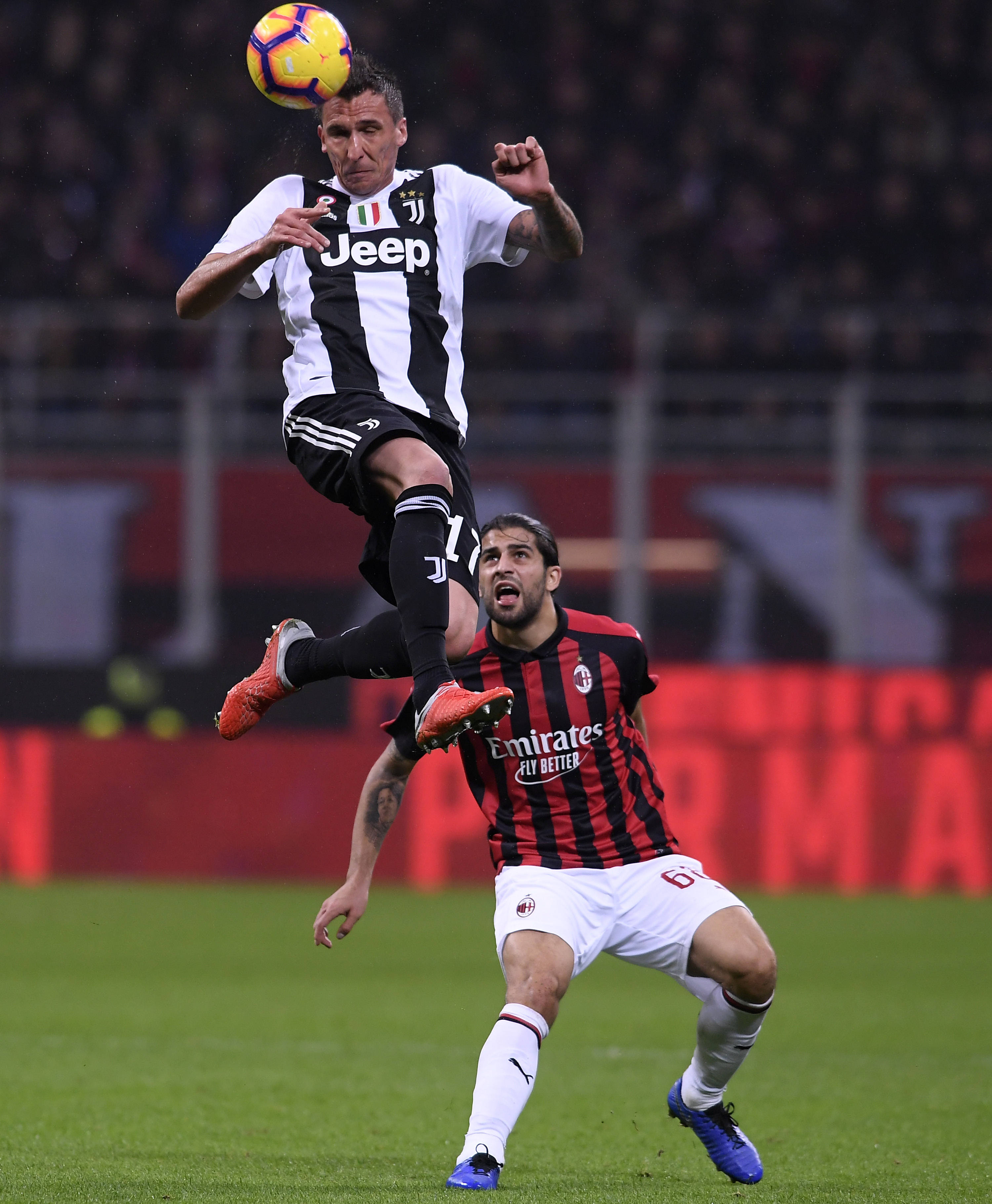 AC米兰队在顶级比赛中表现出色，获得胜利！