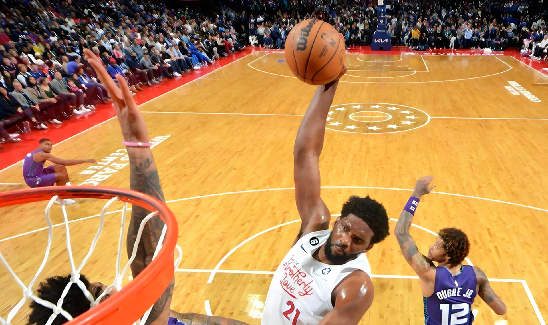 开云体育登录-76人大胜凯尔特人，恩比德上演全场最佳33分表现