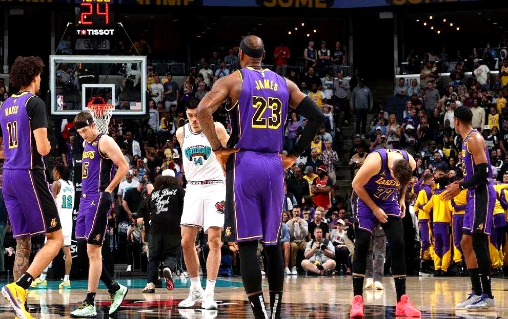 关于季后赛前夕,湖人队球员集体接受训练的信息 关于季后赛前夕,湖人队球员集体接受训练的信息