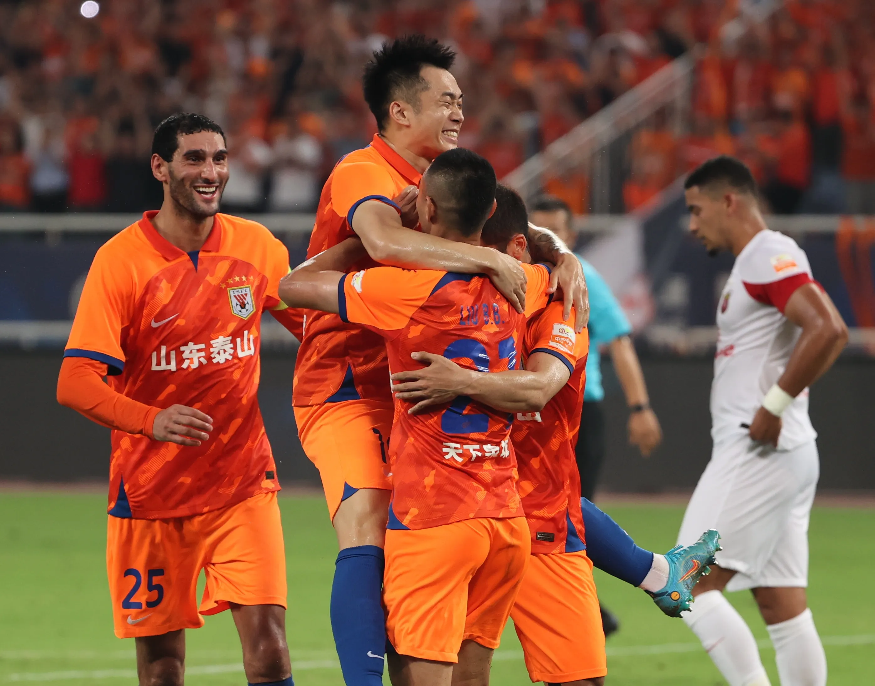 足球之战酣畅淋漓:欢呼声不绝于耳的简单介绍 足球之战酣畅淋漓:欢呼声不绝于耳的简单介绍