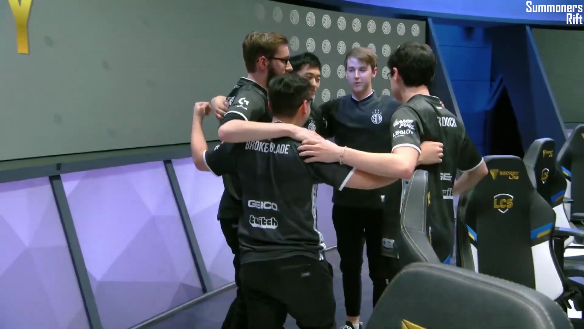 TSM轻取BRO,Zeus打出惊人五杀焦点之战淘汰赛,让粉丝疯狂欢呼 TSM轻取BRO,Zeus打出惊人五杀焦点之战淘汰赛,让粉丝疯狂欢呼