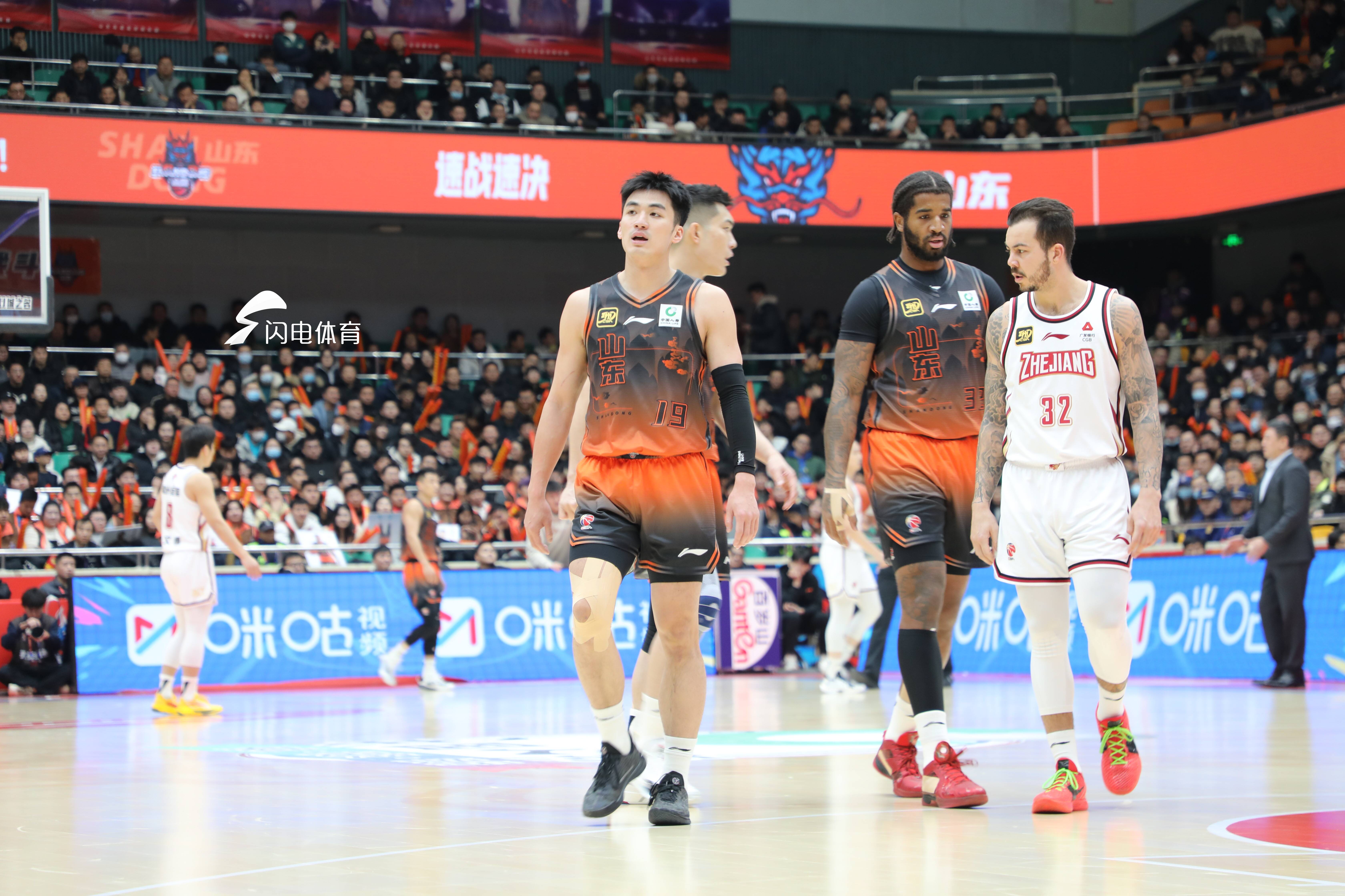 山东男篮豪取胜利,跻身季后赛行列 山东男篮豪取胜利,跻身季后赛行列