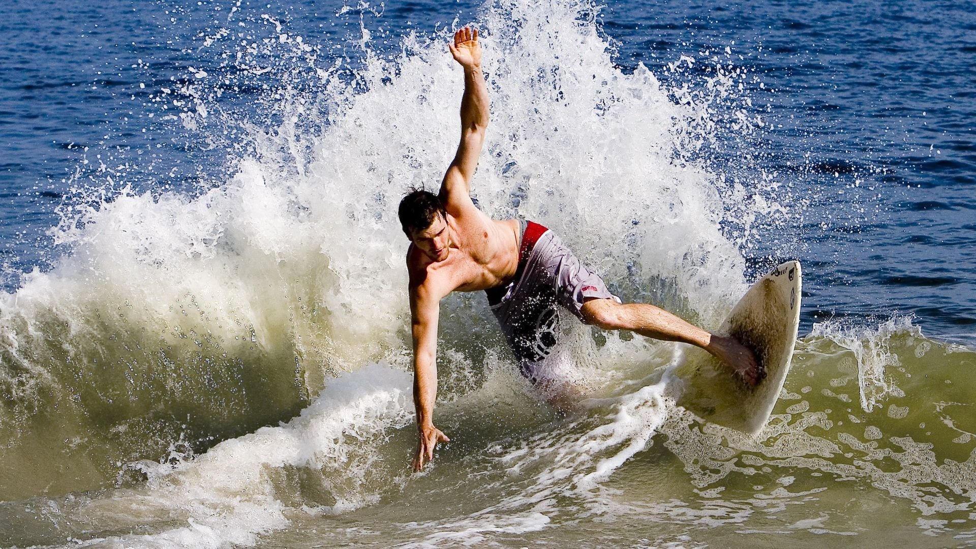 密尔沃基战神降世,字母哥三节轰垮魔术,季后赛首战变教学局